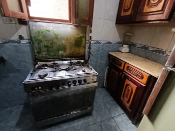 سرير في غرفة دبل بشارع كلية الاداب