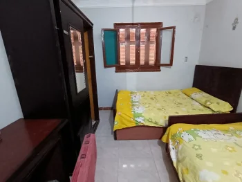 سرير في غرفة دبل بشارع كلية الاداب