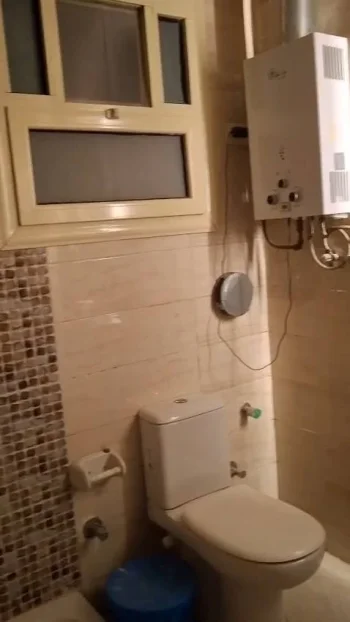 سرير في غرفة دابل بحمام خاص وبلكونة