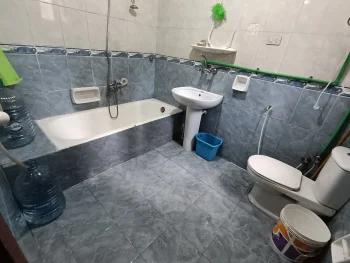 سرير في غرفة دبل بشارع كلية الاداب