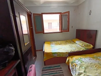 سرير في غرفة دبل بشارع كلية الاداب