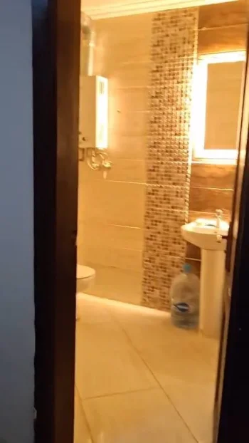 سرير في غرفة دابل بحمام خاص وبلكونة