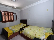 سرير في غرفة دبل بشارع كلية الاداب